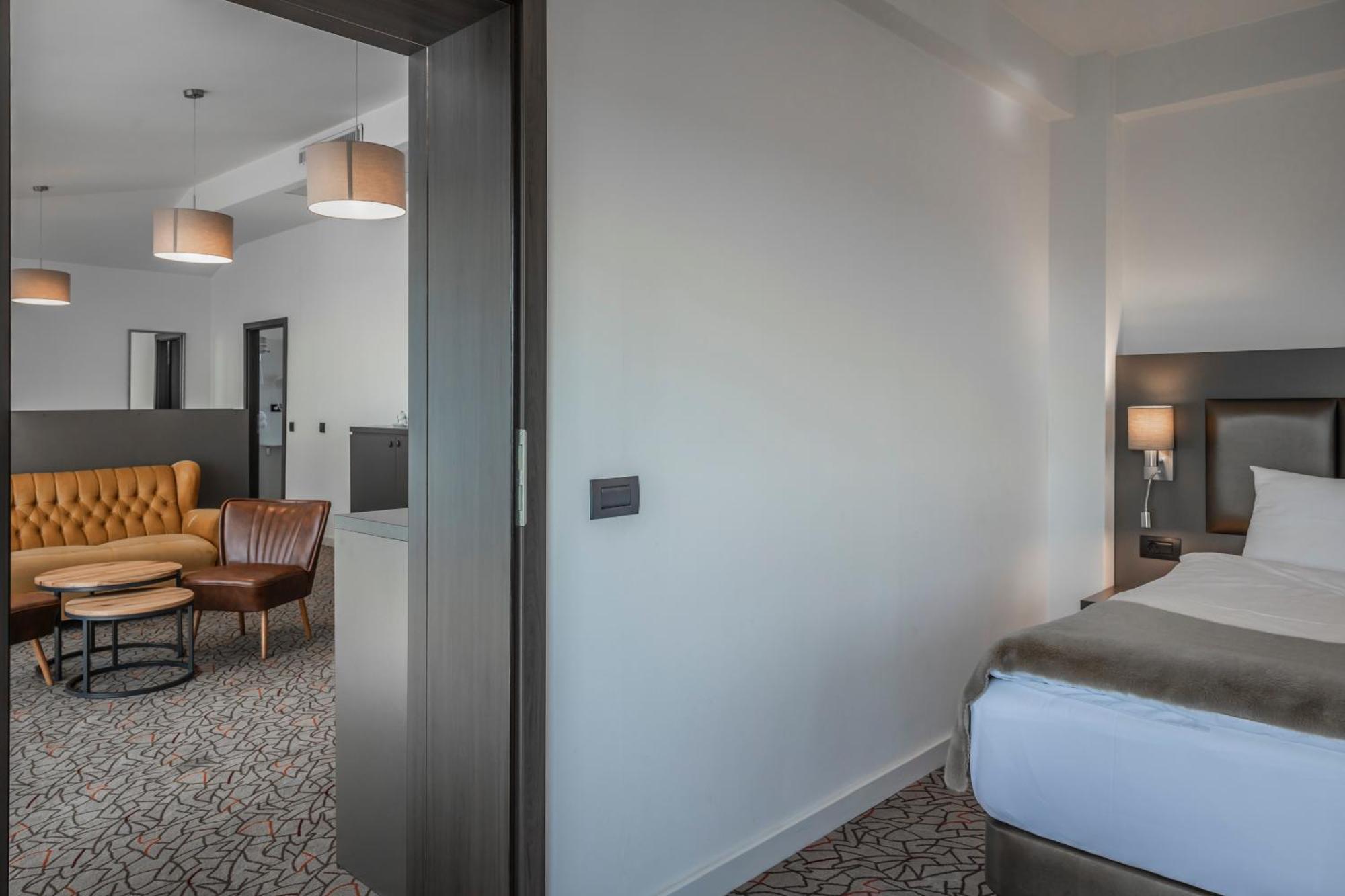 Charm Boutique Hotel Satu Mare Exterior foto